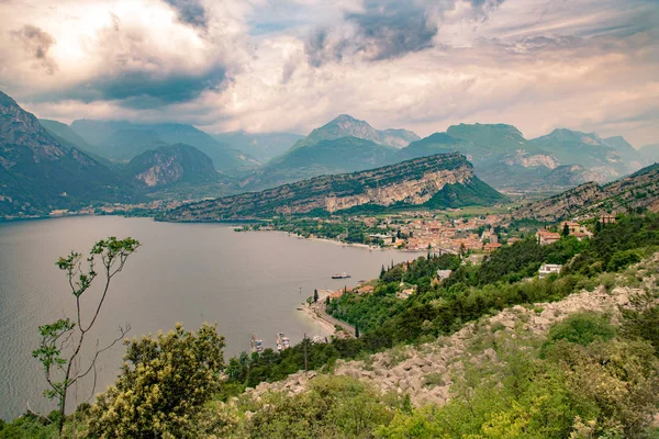 Panorama de Torbole, Lago de Garda, Itália . — Fotografia de Stock