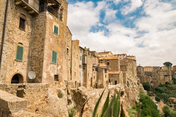 Pitigliano, miasto, zbudowane na tufu wulkanicznego, jest jednym z najbardziej beau — Zdjęcie stockowe