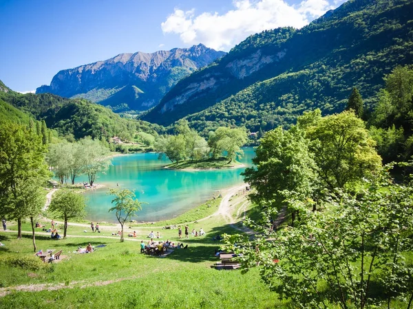 Lago Tenno cercado por alpes italianos . — Fotografia de Stock