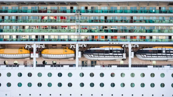 Crucero de lujo atracado en puerto . — Foto de Stock