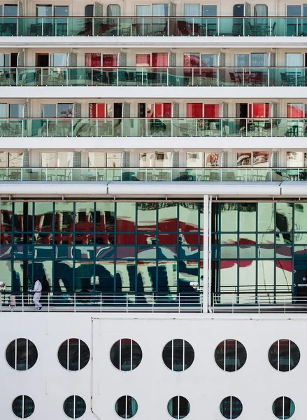 Crucero de lujo atracado en puerto . — Foto de Stock