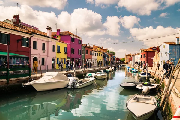 Casas coloridas por canal en Burano, Venecia, Italia . —  Fotos de Stock