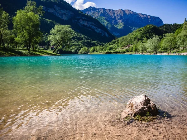 意大利阿尔卑斯山包围的湖天王. — 图库照片