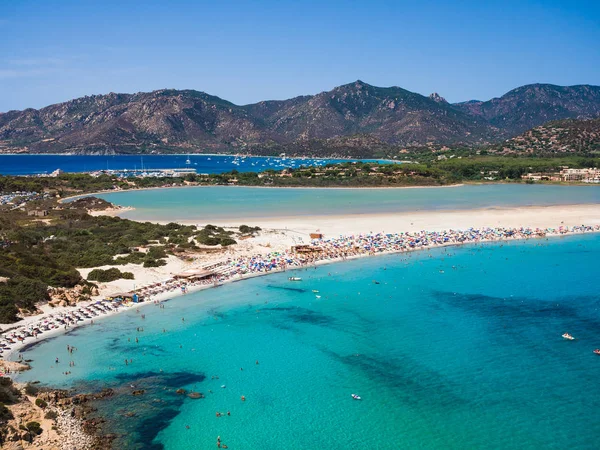 Gennemsigtigt og turkis hav i Porto Giunco, Sardinien, Italien - Stock-foto