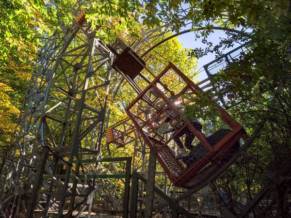 Pretpark met handgebouwde attracties die gebruikmaken van gespierde Ono — Stockfoto
