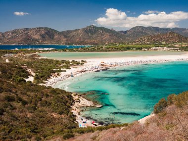 Şeffaf ve turkuaz denizde Porto Giunco, Sardunya, İtalya