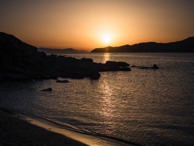 Harika Sardunya deniz üzerinde güneşin battığı.