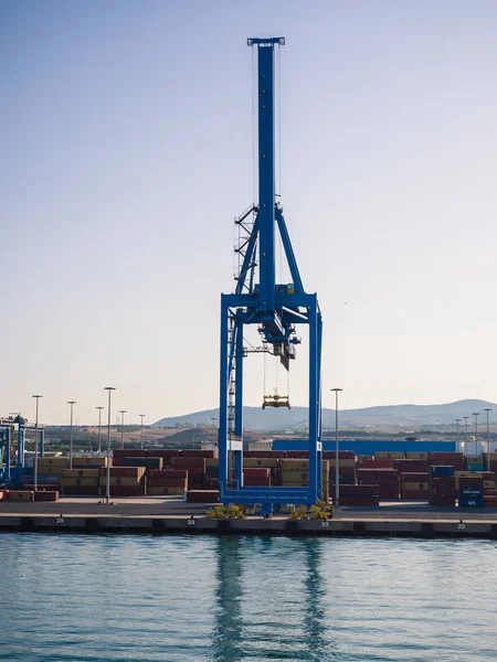 Expédition port de commerce industriel. Pont-grue et importation export c — Photo