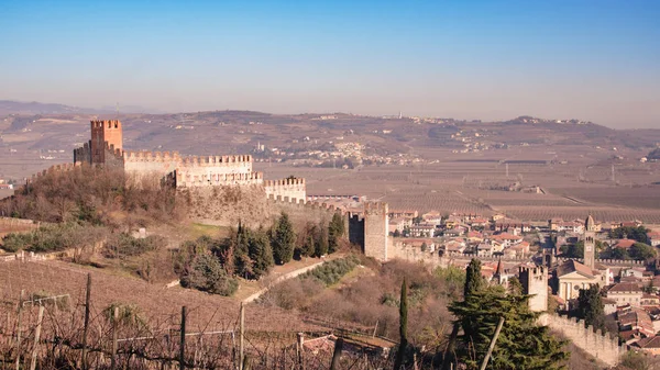 Vy över Soave (Italien) och dess berömda medeltida slott — Stockfoto
