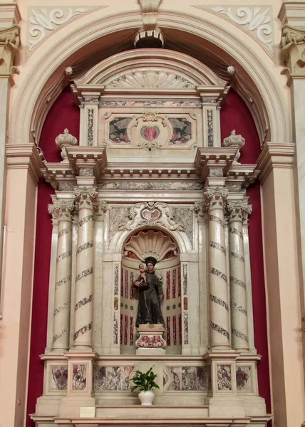 Altar dedicado a San Antonio de Padua con el niño Jesús en su — Foto de Stock