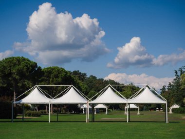 Yeşil çayır üzerinde beyaz çardak.