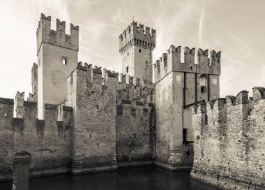 Garda Gölü Ve yakınındaki Sirmione'da Scaliger Castle (13. yüzyıl)