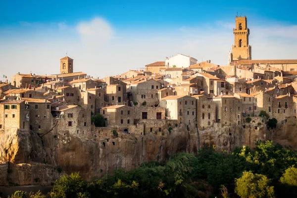 Pitigliano, uma cidade construída sobre uma rocha de tufo, é um dos mais belos — Fotografia de Stock