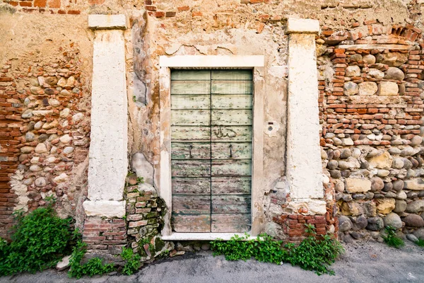 Stare drewniane drzwi. — Zdjęcie stockowe
