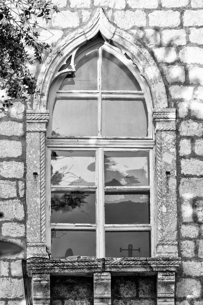 Ventana característica de un edificio en el centro histórico de Rab, Croa — Foto de Stock