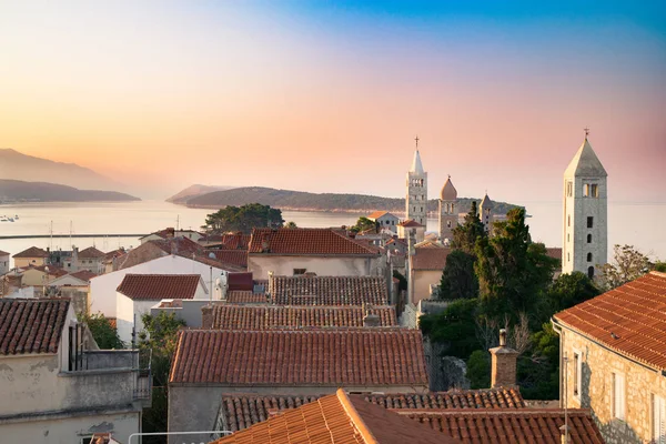 Den staden Rab, kroatiska turistort känd för dess fyra bel — Stockfoto
