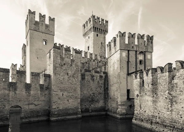 Castillo Scaliger (siglo XIII) en Sirmione en el lago Garda cerca de Ve — Foto de Stock