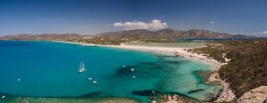 Şeffaf ve turkuaz denizde Porto Giunco, Sardunya, İtalya