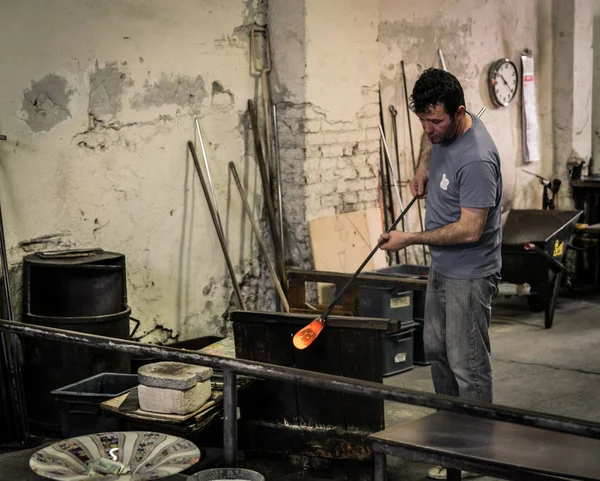 職場村のクリスタル ガラス工房で吹きガラス職人 — ストック写真