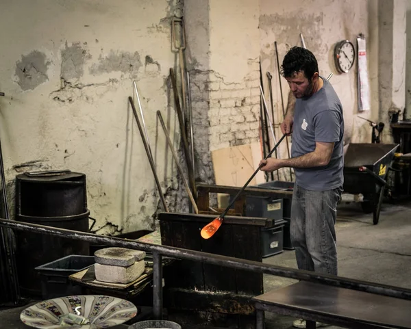 Glasblazen artisan op het werk in een kristal glas werkplaats in Mura — Stockfoto