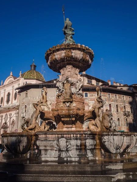Fontána Neptun v náměstí, Trento, Itálie. — Stock fotografie
