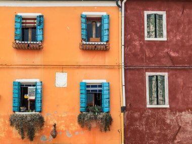 Kanalda Burano, Venedik, İtalya tarafından renkli evleri. 