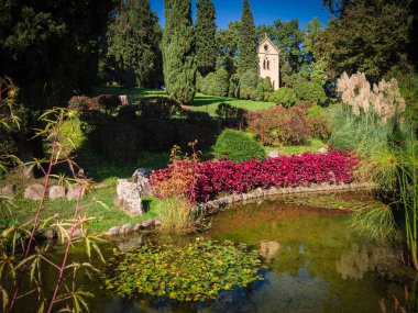 Güzel bahçe gölet ve küçük kilise ile.