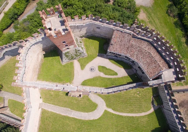 Luchtfoto van het beroemde middeleeuwse kasteel van Soave, Italië. — Stockfoto