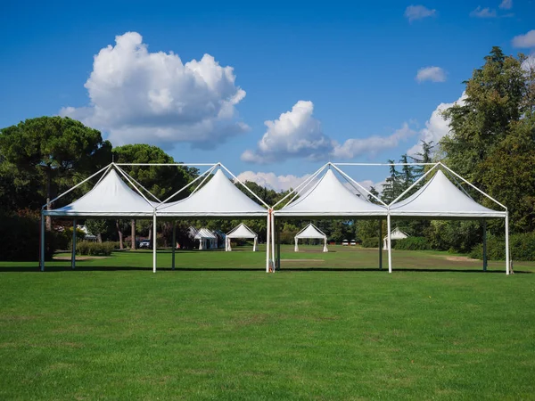 Yeşil çayır üzerinde beyaz çardak.