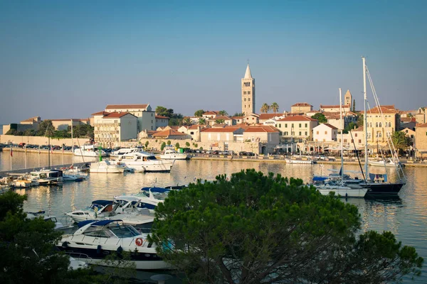 De stad Rab, Kroatische toeristische resort beroemd om haar vier bel — Stockfoto