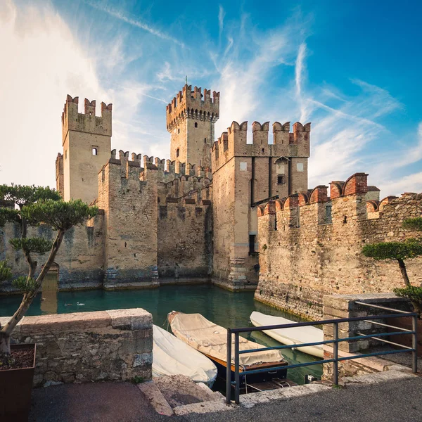 Castillo Scaliger (siglo XIII) en Sirmione en el lago Garda cerca de Ve — Foto de Stock