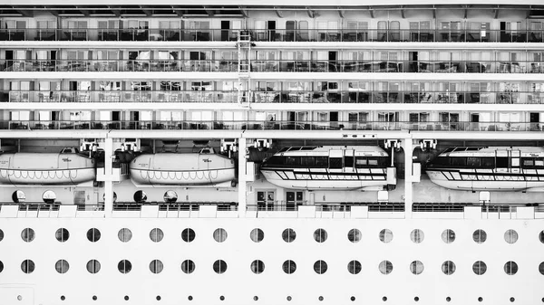 Luxus-Kreuzfahrtschiff legt im Hafen an. — Stockfoto