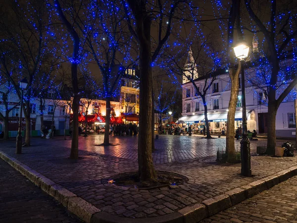 在蒙马特的著名艺术家广场夜景 (巴黎) — 图库照片
