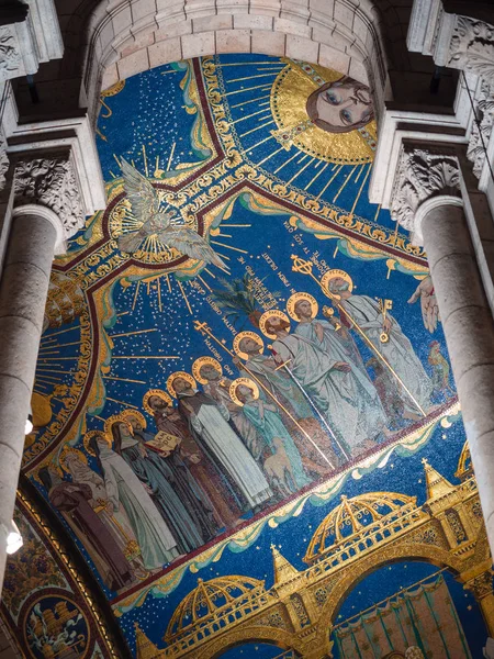 Columnas y techo de mosaico con imágenes sagradas dentro del sacro-c — Foto de Stock