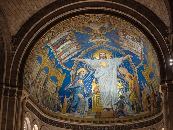 Kolumny i mozaika sufitu z świętych obrazów wewnątrz sacre-c — Zdjęcie stockowe