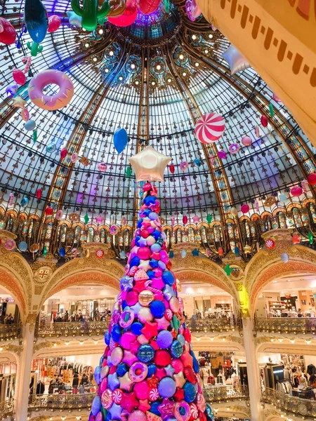Interiören i shoppingcentret Galeries Lafayette ligger boulevard — Stockfoto