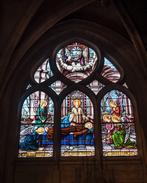 Beaux vitraux à l'intérieur de Notre Dame de Paris . — Photo