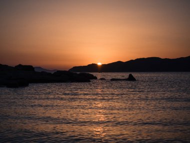 Harika Sardunya deniz üzerinde güneşin battığı.