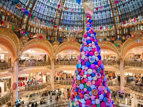 Interiören i shoppingcentret Galeries Lafayette ligger boulevard — Stockfoto