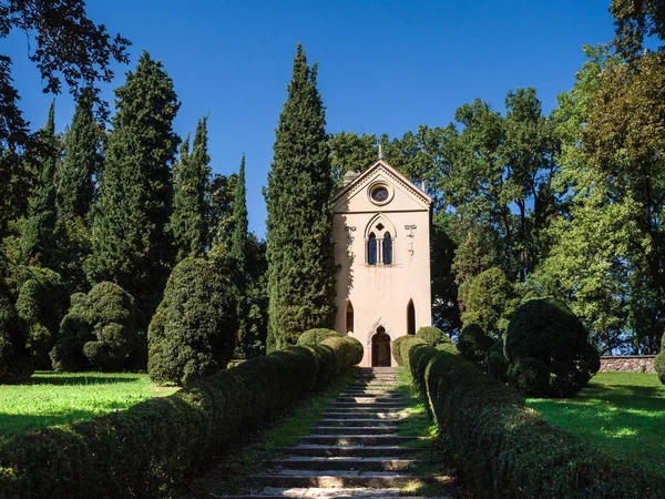 Small church among the trees in Italy. — Stock Photo, Image