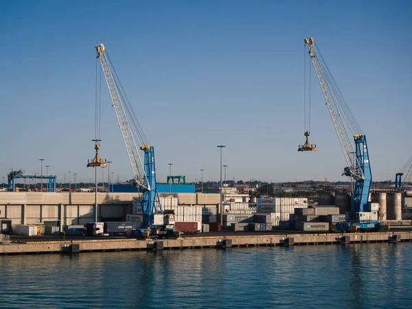 Expédition port de commerce industriel. Pont-grue et importation export c — Photo