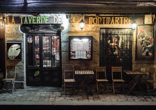 Νυχτερινή άποψη του ένα τυπικό εστιατόριο στη συνοικία των καλλιτεχνών του μο — Φωτογραφία Αρχείου