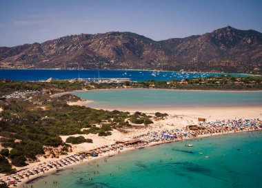 Şeffaf ve turkuaz denizde Porto Giunco, Sardunya, İtalya