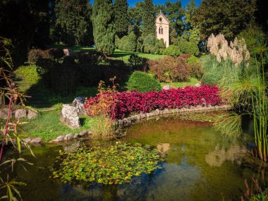 Güzel bahçe gölet ve küçük kilise ile.