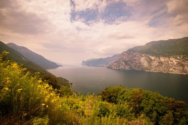 Dağlarla çevrili muhteşem Lake Garda Panoraması.