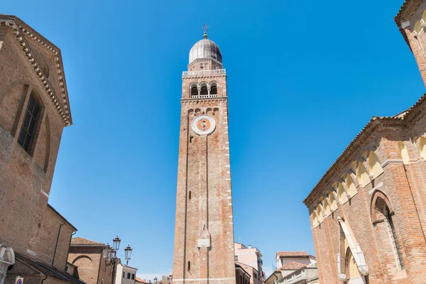 Zvonice v Chioggia, benátskou lagunu, Itálie. — Stock fotografie
