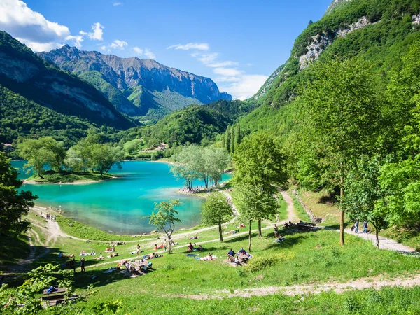 Lago Tenno cercado por alpes italianos . — Fotografia de Stock