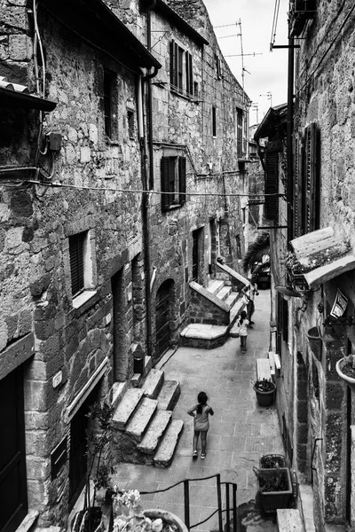 Πιτιλιάνο tuff σπίτια, μεσαιωνική πόλη στην Τοσκάνη, Ιταλία. — Φωτογραφία Αρχείου