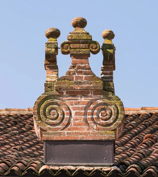 Detalle de la chimenea en estilo barroco . — Foto de Stock