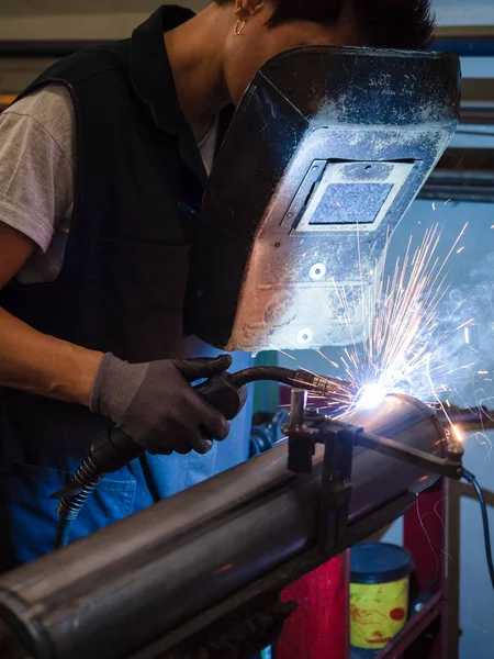 Uso de soldadora de alambre en un taller . —  Fotos de Stock